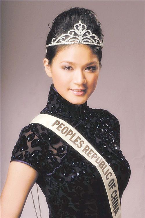 世界小姐第五名吴英娜,接替李冰蝉联亚洲皇后大奖.