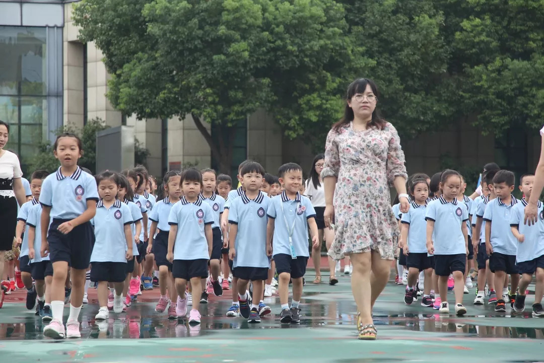 恋上最美东城童心向文明杭州师范大学东城小学2018第一学期开学典礼暨