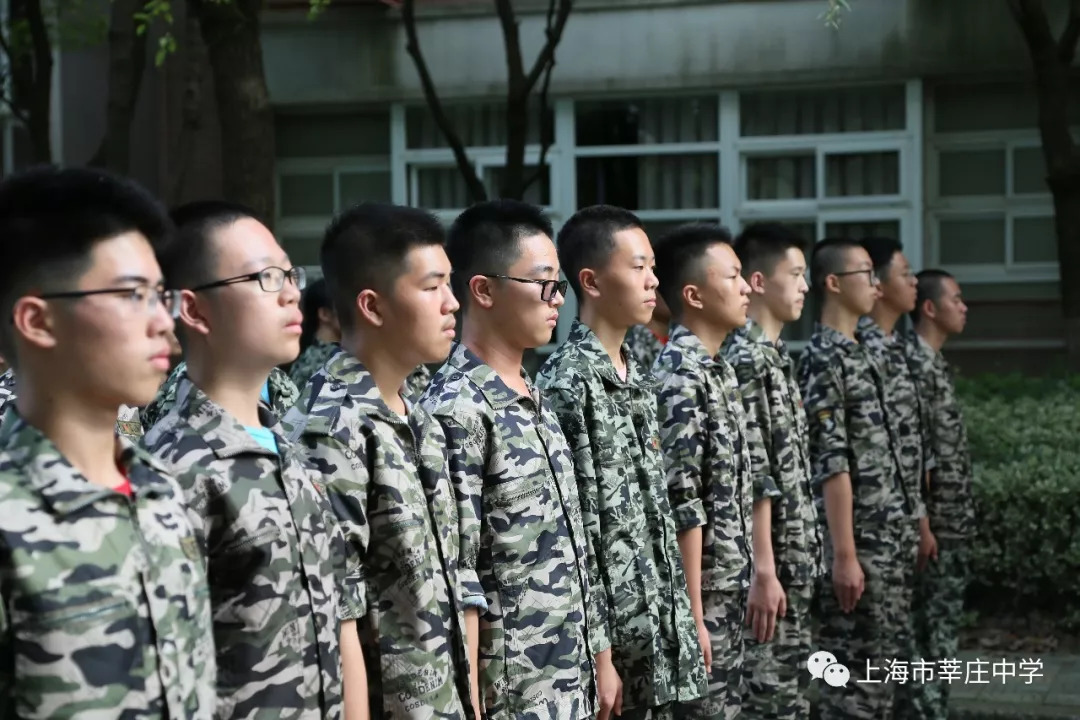 为新学期做准备磨练意志莘庄中学的新生们用军训在开学之前上海市莘庄