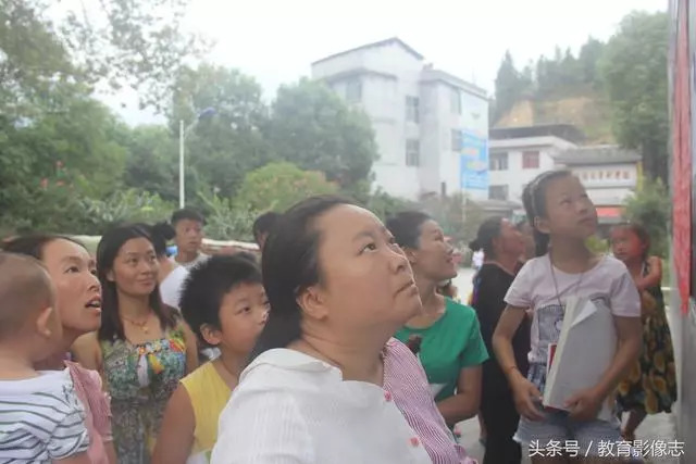 9月1日,龙山县桂塘镇九年制学校秋季学生入学报名的各项工作规范有序