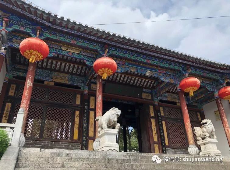 踩着积雨的青石板,仅百余米,便来到了位于莲湖畔北街的侬氏土司衙署