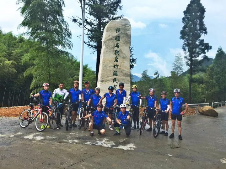 泽雅马鞍岩竹海民宿地处群山怀抱的山坳中,茂林修竹,层峦叠翠,绿色的