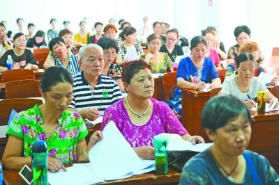 学做蛋糕面包,网上购物美颜自拍玩转智能手机 新学期老年大学多了不少