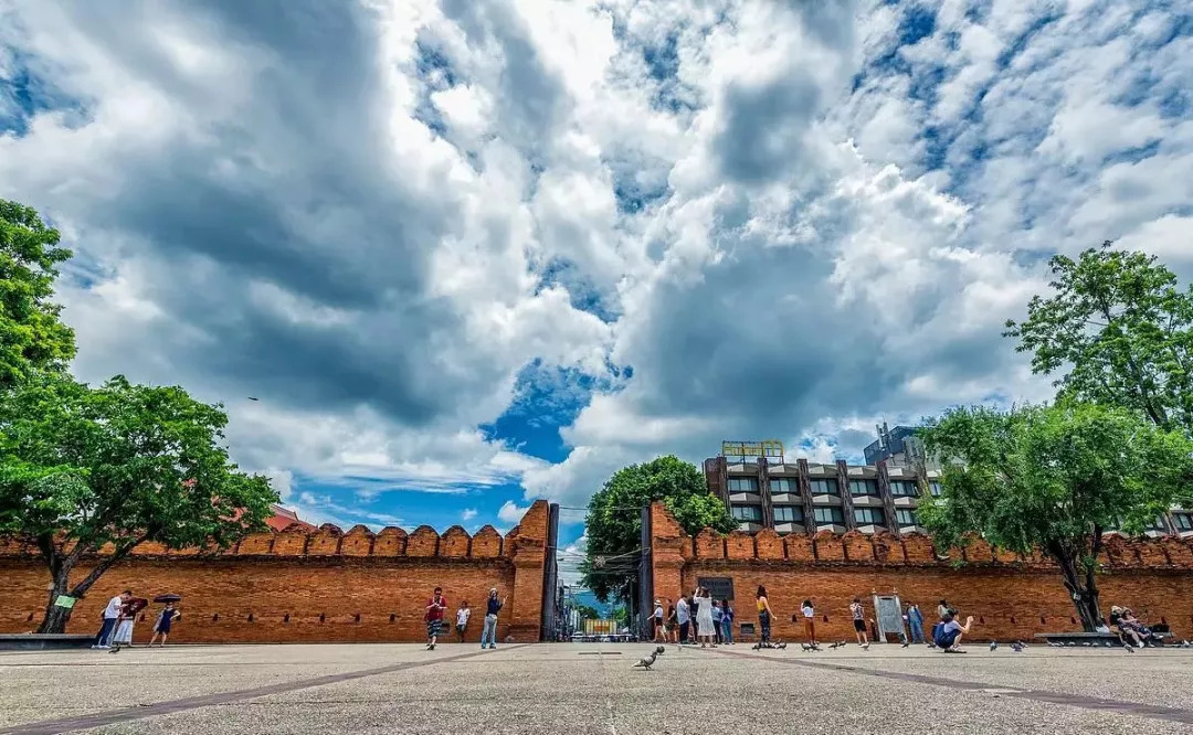 旅游 正文  清迈古城中现存最完整的一座城门便是东边的塔佩门,它也是