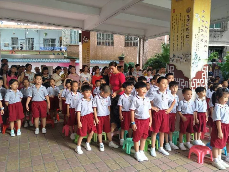 开学日,沙涌南小学的孩子们高兴地换上了新校服.沙涌南小学有12个