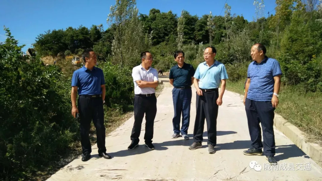 9月3日,县委常委,组织部长王新宏和副县长张靖邦督查成县交通重点项目