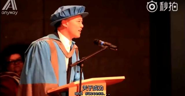 陈奕迅英国kingston大学 荣誉音乐博士 演讲时英腔很完美啊 Kingson