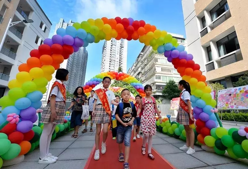 少年"开学典礼,迎接在校门口的气球彩虹隧道营造了学校浓厚的开学氛围