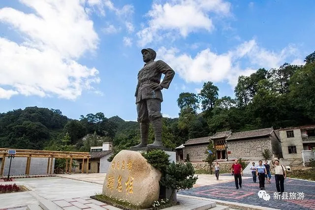 韩老屋祠堂前矗立着抗日英雄韩明柱雕像新县合龙村有个韩老屋自然村