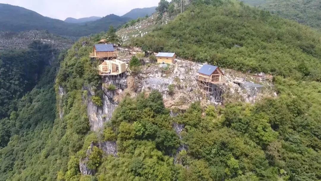 近日,记者来到怀化大峡谷看到,景区内正在新建5个悬崖观景木屋,悬崖