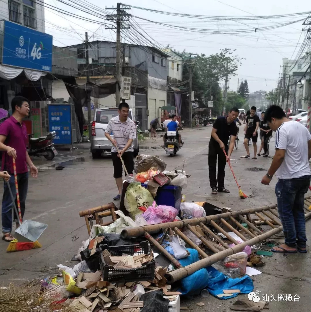 潮南区纪委监委派驻陈店镇福潭村工作组和该村干部一起,分组进村入户