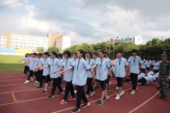 萧山中学 萧山中学新生军训于9月2日正式开始,此次军训为期5天,由