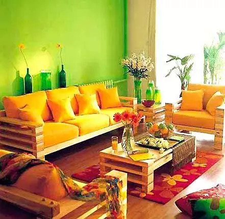 纯绿色背景墙与纯黄色沙发的搭配,看起来既环保又阳光,插花的点缀使