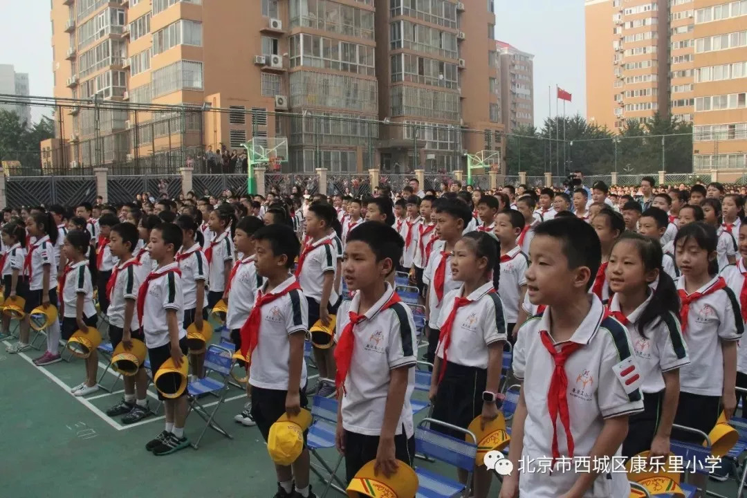 据了解,为预防学生近视的发生,康乐里小学出台一系列有效措施,如开学