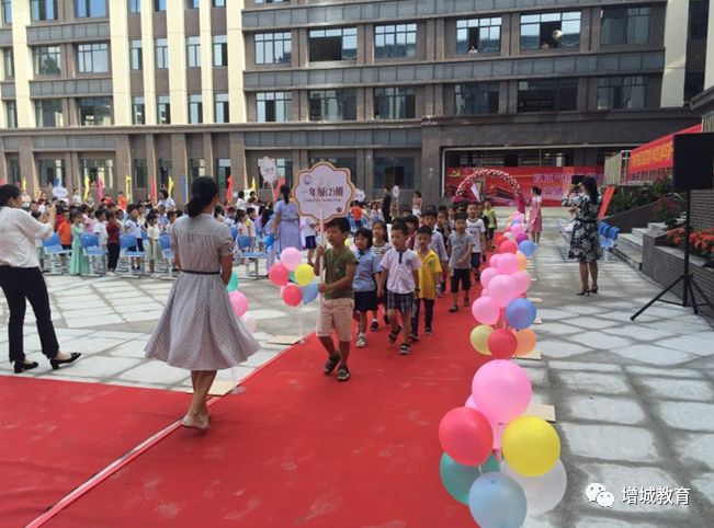 广州市增城区凤凰实验小学位于广州市增城区永宁街岗丰村,毗邻碧桂园