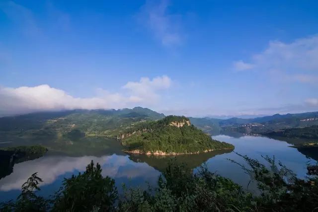 石柱万胜坝水库距离石柱县城76km,距离重庆市区约330km,所在流域为