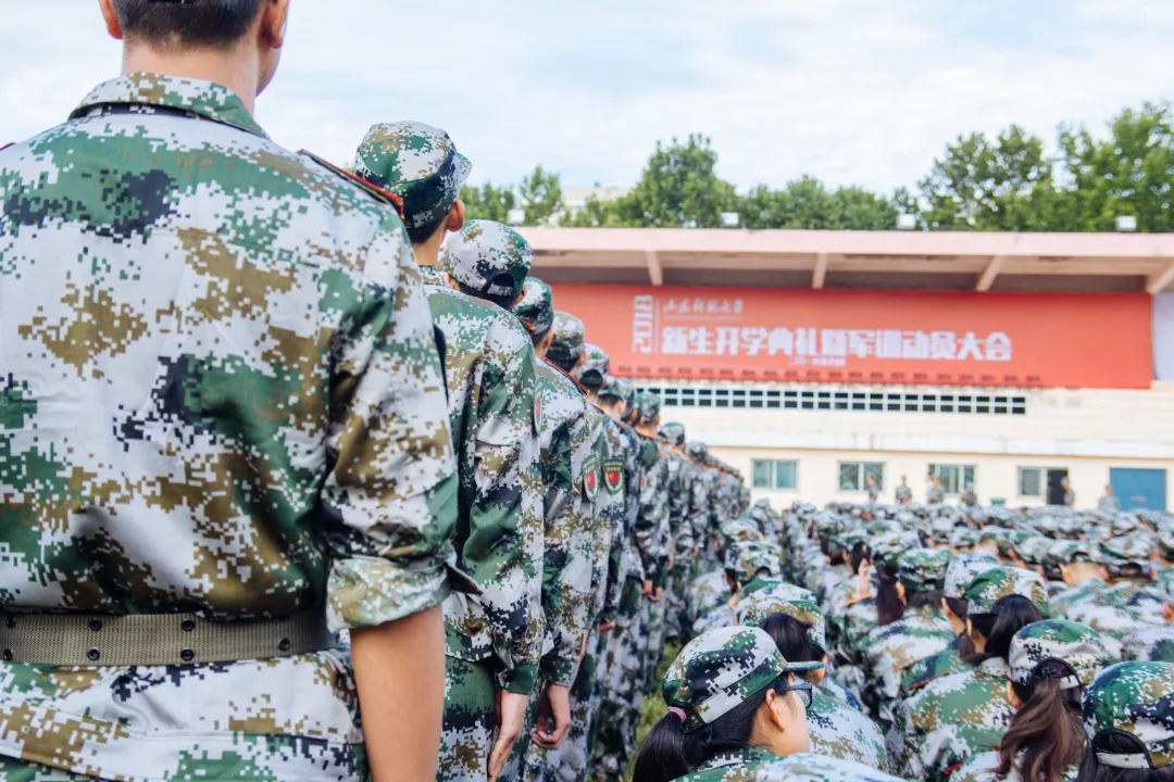 唐波,2018级军训旅旅长,中国人民解放军32101部队政治部副主任梅潇,校