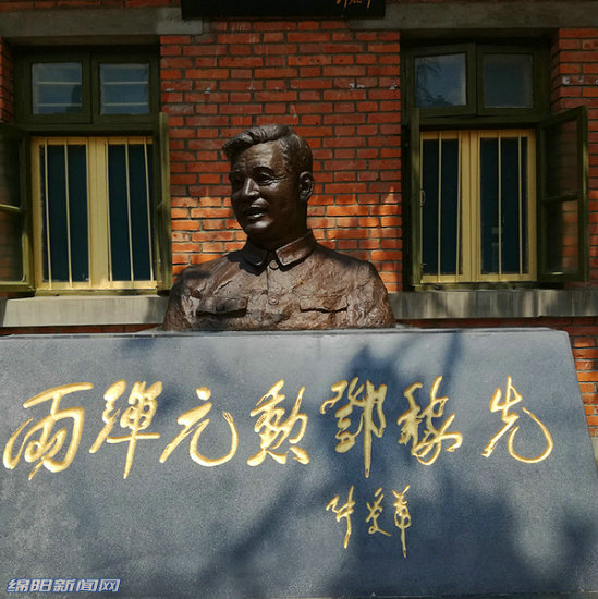 邓稼先之子邓志平为中国两弹城捐赠邓稼先铜像