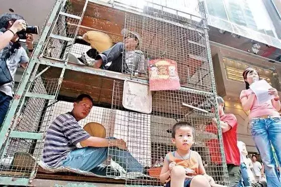 20万香港人住着棺材房! 你还敢鄙视深圳的城中村吗?