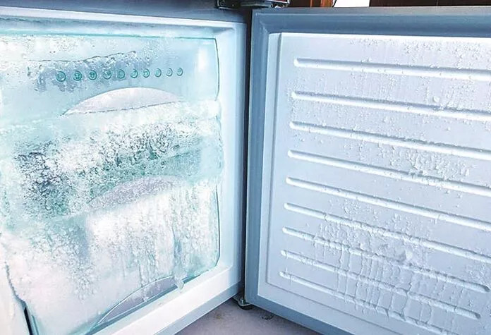 冰箱的冷藏室有一个排水口,冰箱结冰大多是因为排水口堵塞,冰箱内的