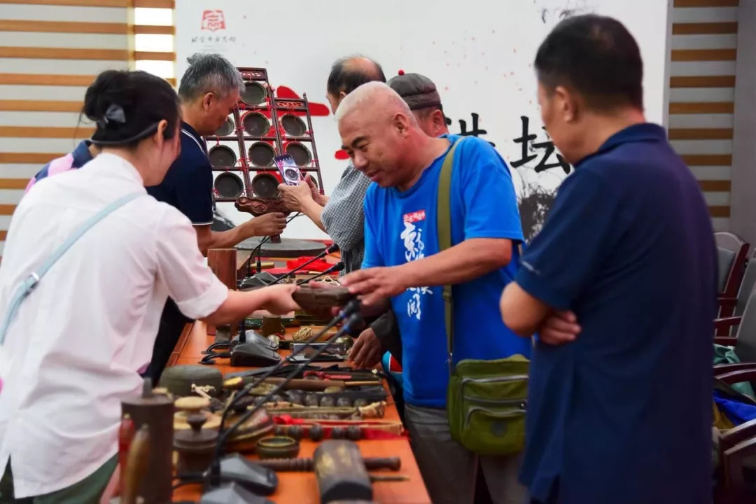 活动现场,阿龙老师为大家带来了满满一大桌子的老物件,让大家能亲身