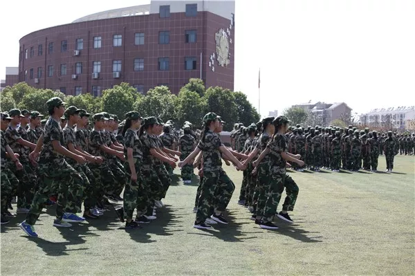 霍山文峰学校隆重举行高一和七年级新生军训开训仪式