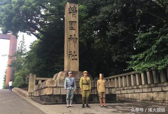 3名 中国军人 现身靖国神社 当场举起一面旗 日网友群情激愤 日本