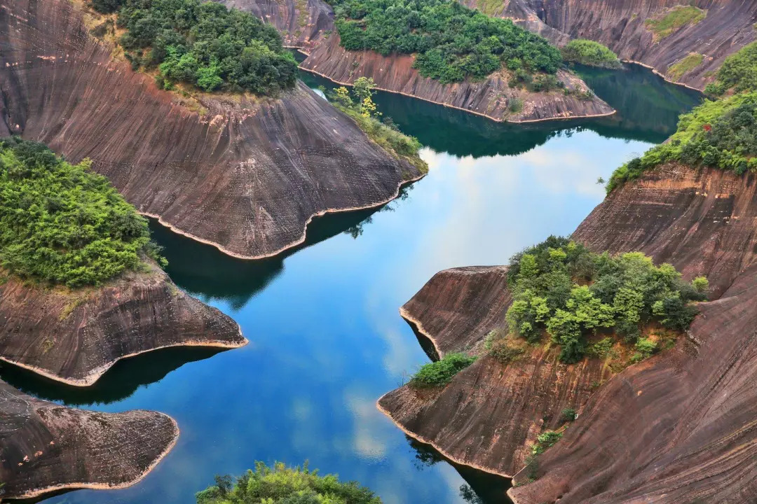 绘出百里廊"飞天山属丹霞地貌,风景由九寨,四坦,三庙,二江,一村组成