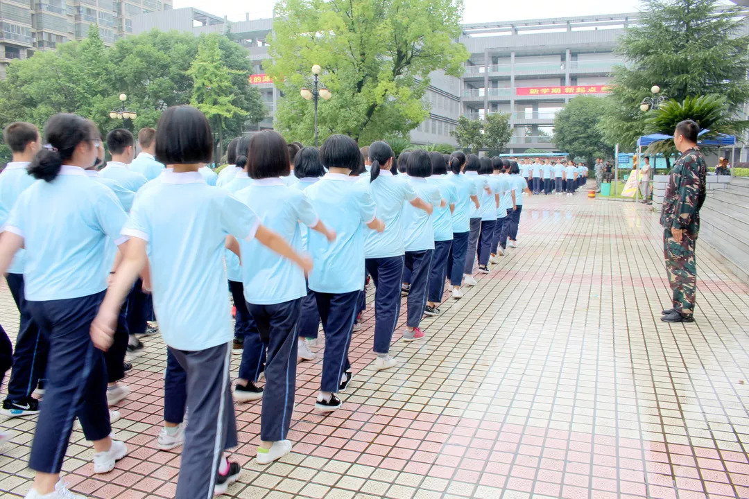 军训生活挥洒激情释放青春展辉学校初中部2018年下学期军训精彩掠影