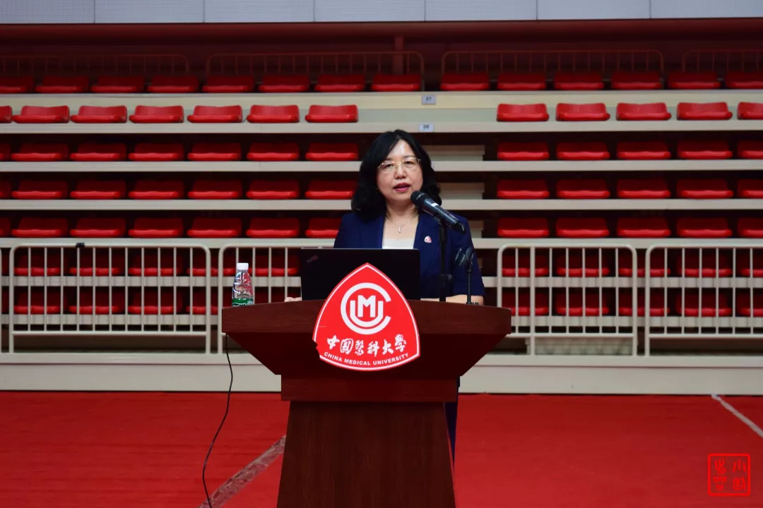 在讲座中,欧凤荣处长首先亲切地祝贺同学们成为一名医