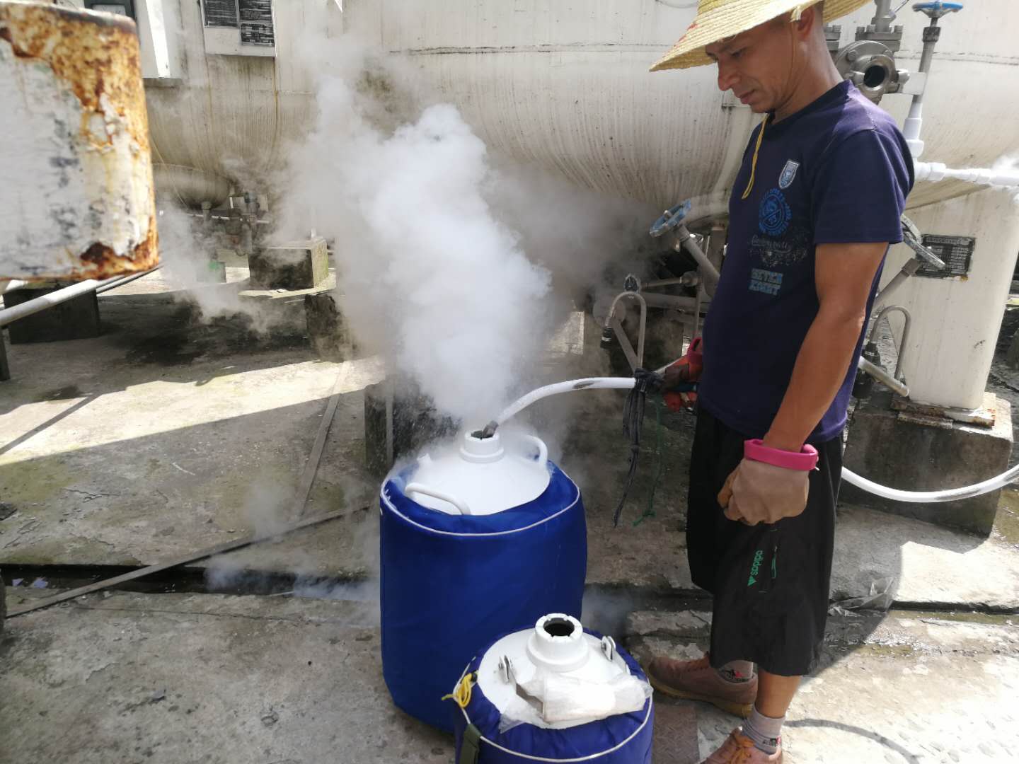 冒烟冰淇淋的原理其实就是利用食品级液氮制冷,液氮的温度是零下196