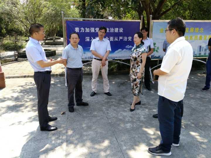 成都市教育局副局长马海军大邑县政府副县长薛燕指导学校开学工作