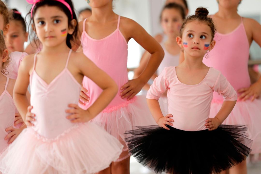 贝鲁特,俄罗斯—黎巴嫩文化中心,学习芭蕾的小姑娘; joseph eid/afp