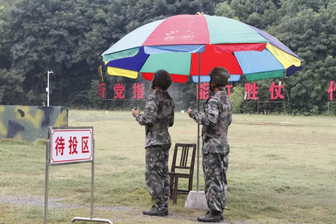 今天,将带领大家走进新训大队,看学员们第一次手榴弹模拟投掷现场,看