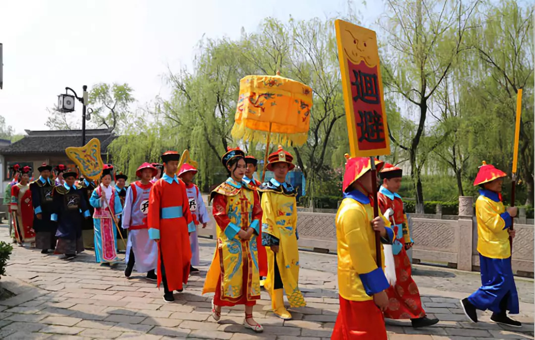 山塘街上浩浩荡荡的古装巡游队伍,再现乾隆皇帝六下江南的豪华阵容.