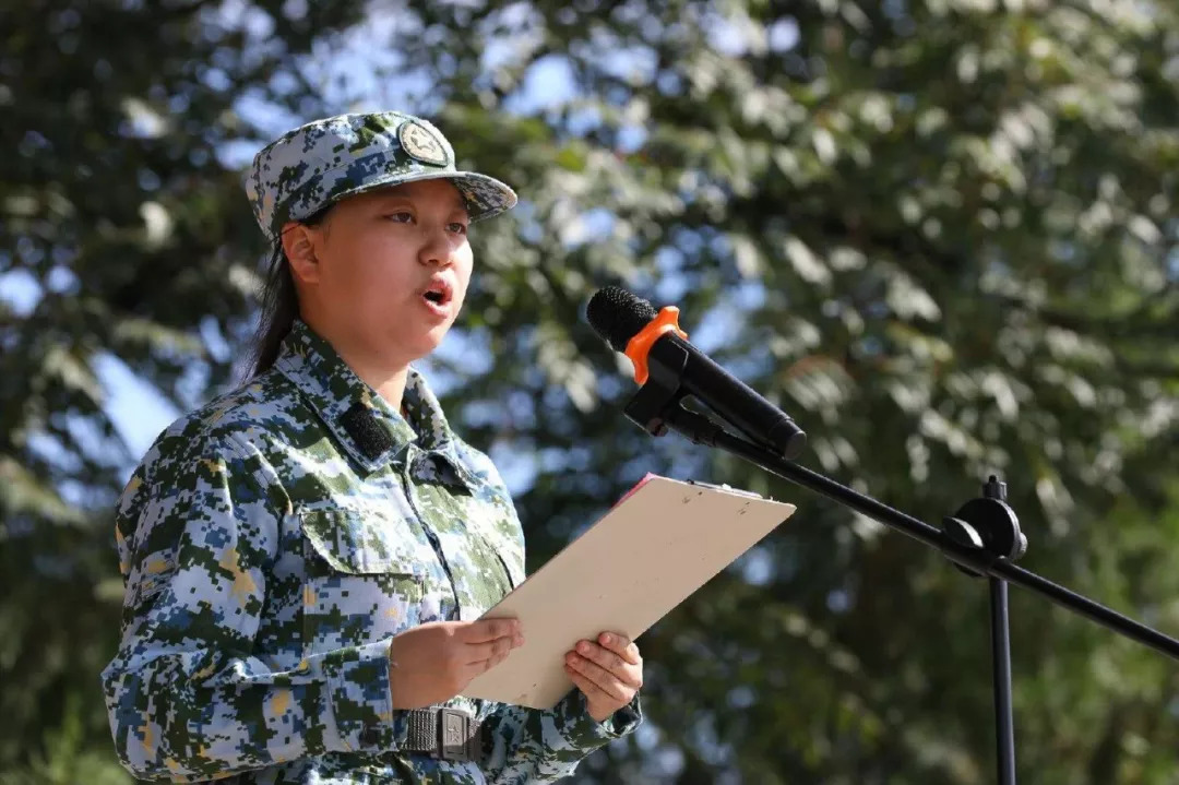 经贸与会展专业的大一新生吴思凝同学代表新生讲话,在她鼓励同学发扬