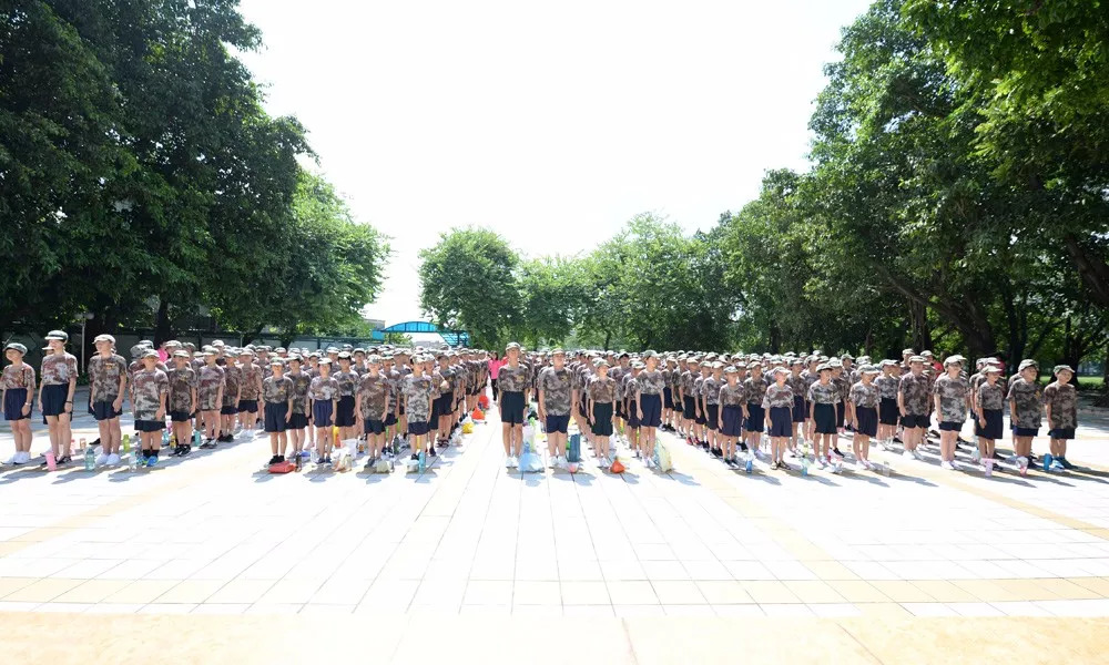 做到的目标和任务,学校领导潘燕媚主任督促同学们必须服从教官的指挥