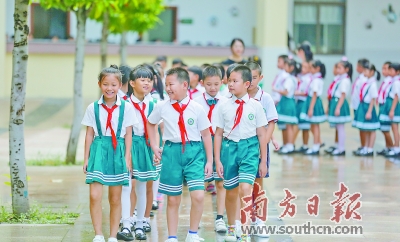 9月3日,中山市西区铁城小学.开学首日,学生们列队参加开学典礼.