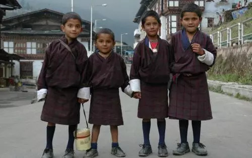 阿曼的学生校服极具民族特色,一般男生都是穿着传统的长袍,女生则戴