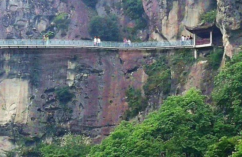 大慈岩玻璃栈道全部用透明玻璃建成,连接"飞云阁"与"莲花台".