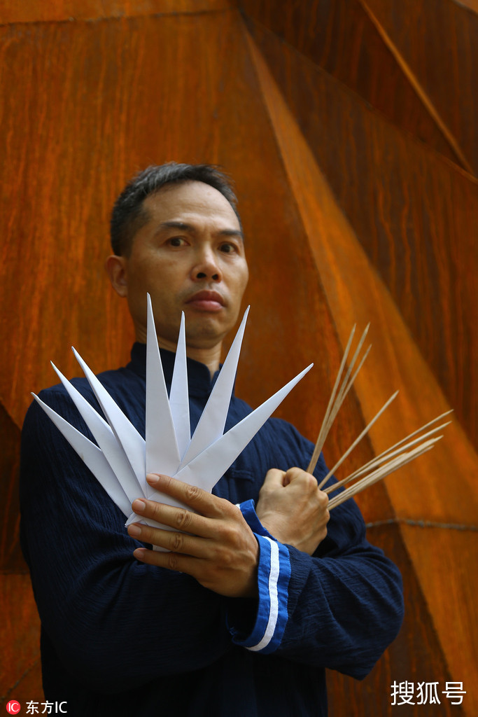 广西达人筷子纸飞机戳爆西瓜易拉罐 破3项世界纪录