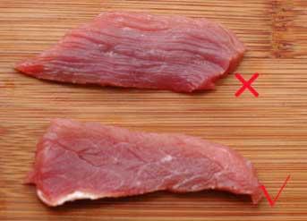 2. 切猪肉: 切猪肉要顺着纹理来切,这样炒出来的肉不会散