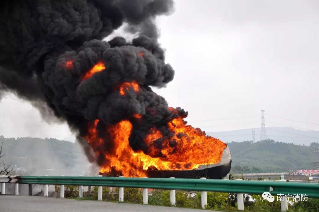 起火车辆为1辆装载柴油的油罐车,车内共装载32吨柴油,起火部位为轮胎