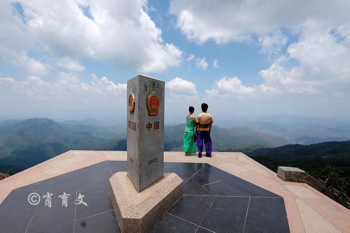 在江城曲水乡南部的十层大山山顶上立有一个界碑,正好是中国,越南