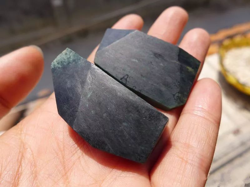 2万买的莫湾基翡翠原石,一刀切出了一片"黑"!_墨翠