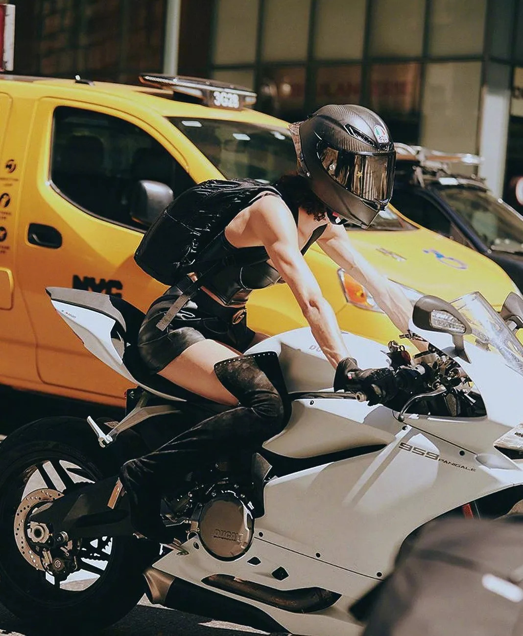 1080x1920图片下载_一身黑色皮衣骑着酷炫摩托的女骑手手机壁纸图片下载_591彩信网