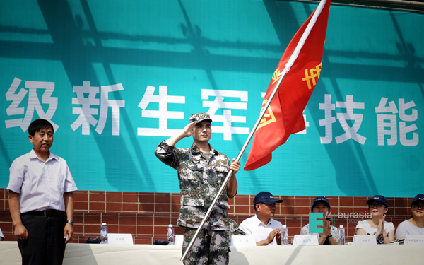 学校副校长张军宏老师宣布"西安欧亚学院军训团"成立,并宣读军训团