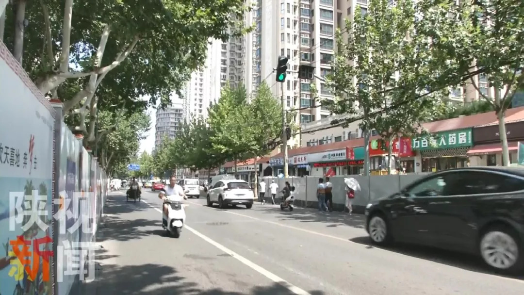 西安市昌明路和翠华路十字随后,记者又来到西安市曲江新区雁南三路