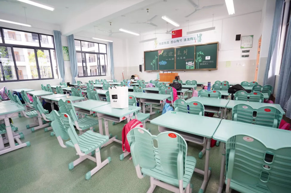 【绿地中央广场兑现教育配套】南宁市逸夫小学贤宾校区开学