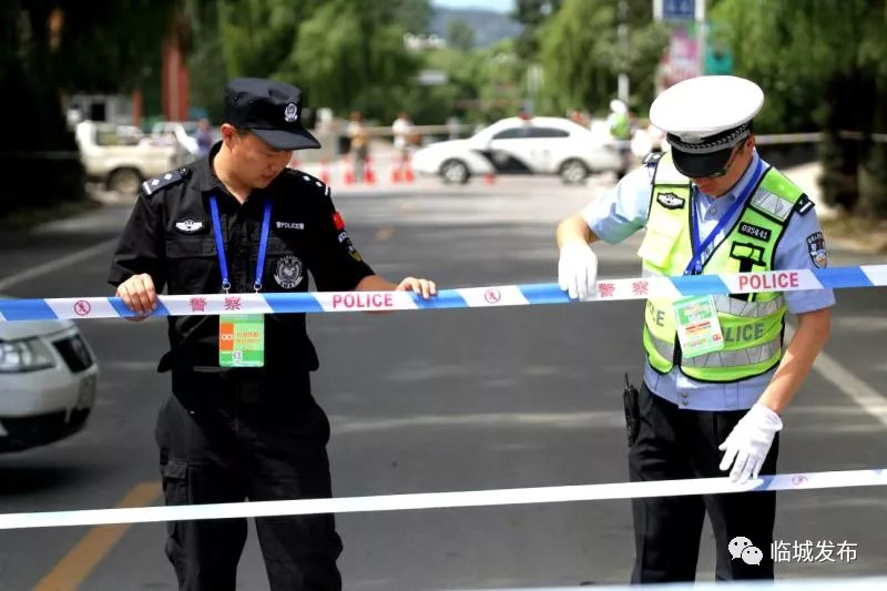 (在赛道两侧拉起警戒带,设立警戒区)